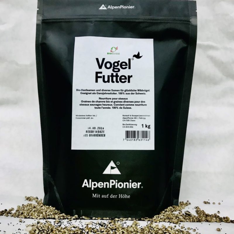 Vögel füttern mit Vogelfutter von AlpenPionier