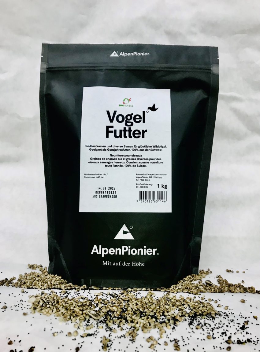 Vögel füttern mit Vogelfutter von AlpenPionier